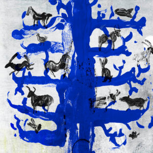 Detalhe de uma ilustração de uma árvore azul com animais por Eva Evita