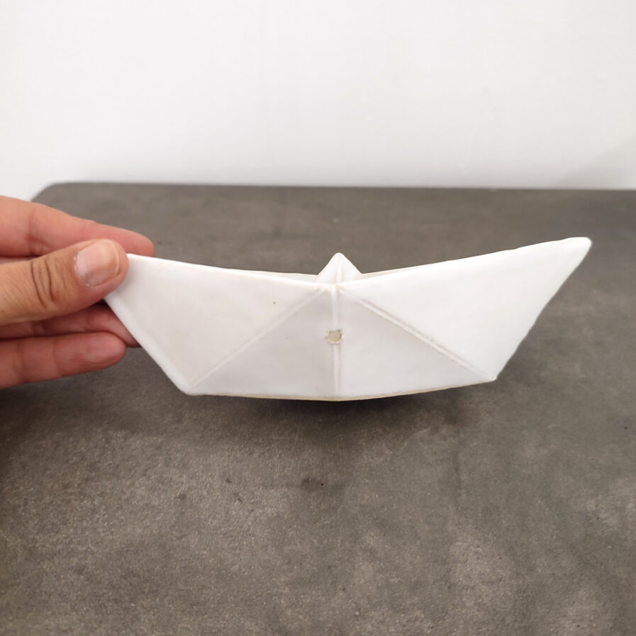 Barco de papel em cerâmica