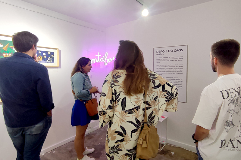 people on the opening of the art exhbition by mtáfora at apaixonarte gallery
