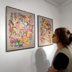The artist Rita Ravasco with her artwork on Apaixonarte gallery