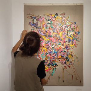 The artist Rita Ravasco with her artwork on Apaixonarte gallery