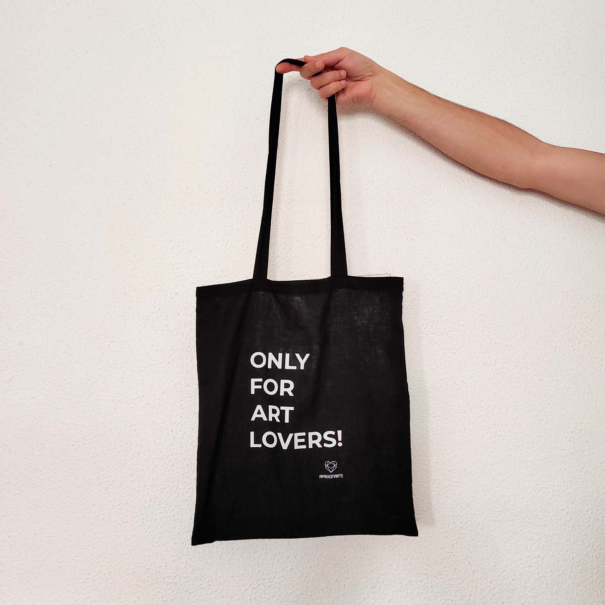 only for art lovers written in a black tote bag by Apaixonarte 